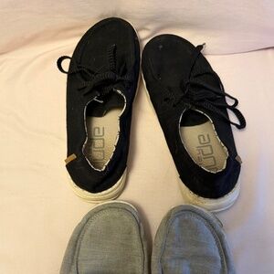 2 pair kids Hey dudes Size Y2